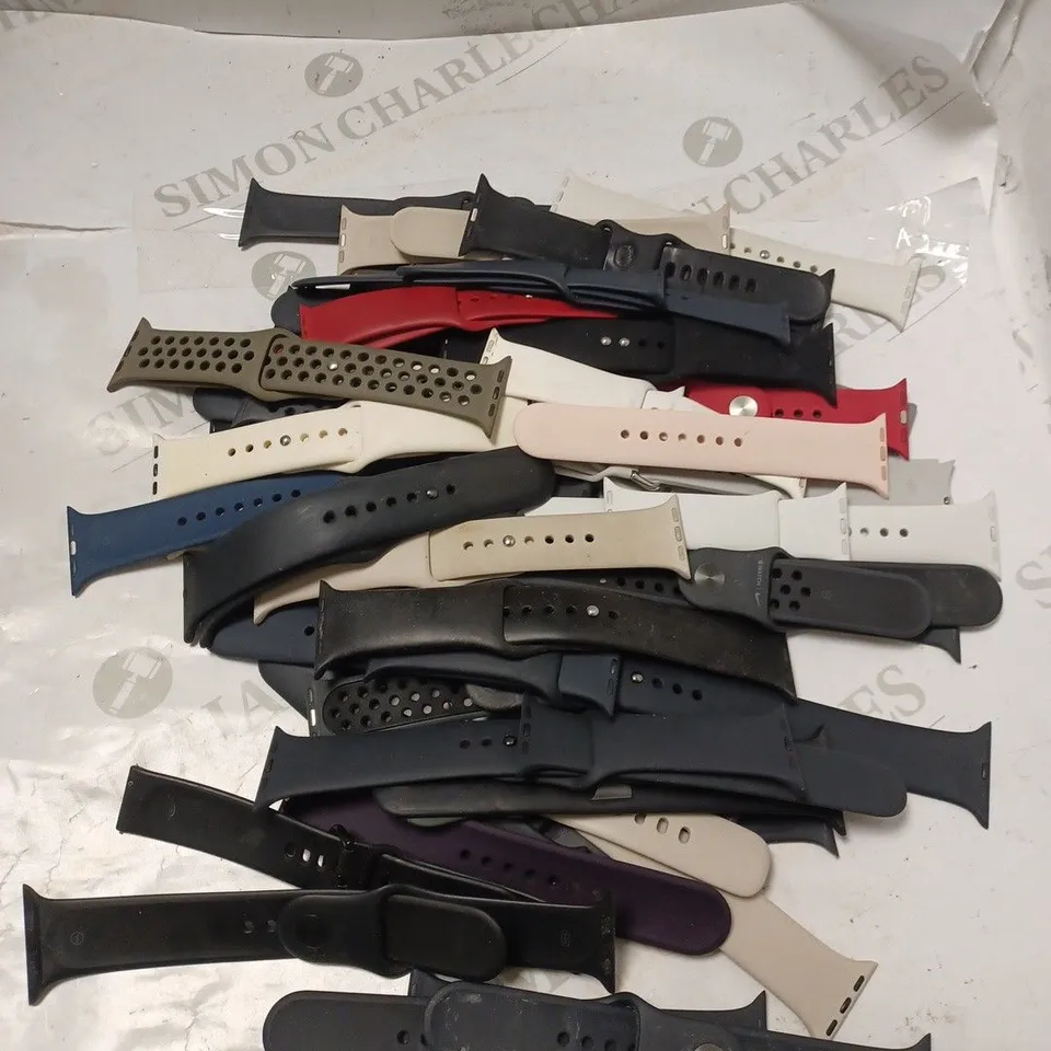 APPROXIMATELY 30 ASSORTED LOOSE SMART WATCH STRAPS IN VARIOUS DESIGNS & SIZES 