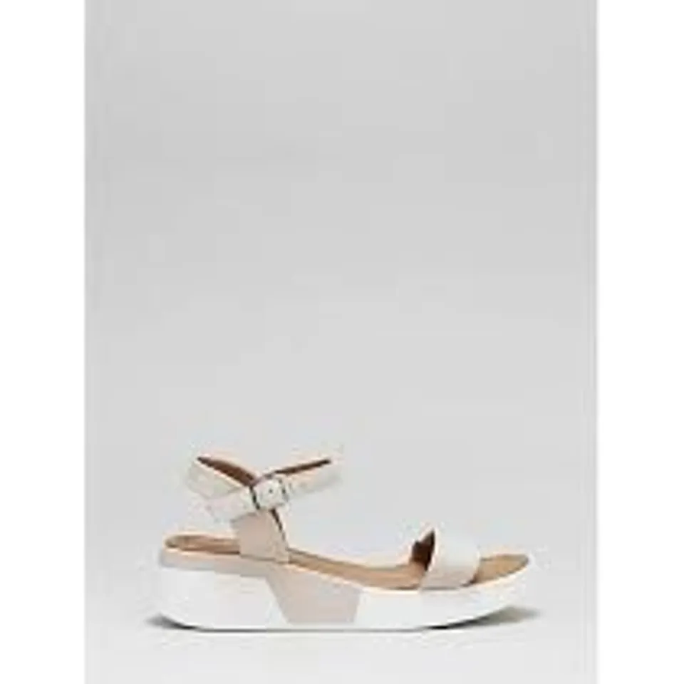 MODA IN PELLE ORINA SANDALS IN WHITE/SILVER SIZE 8