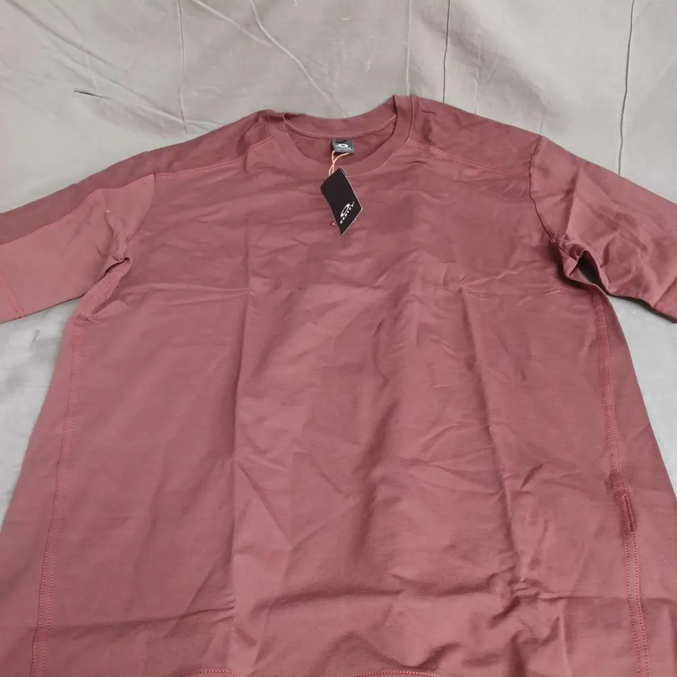 OAKLEYDUAL FRENCH TERRY TEE IN GRENACHE SIZE XL