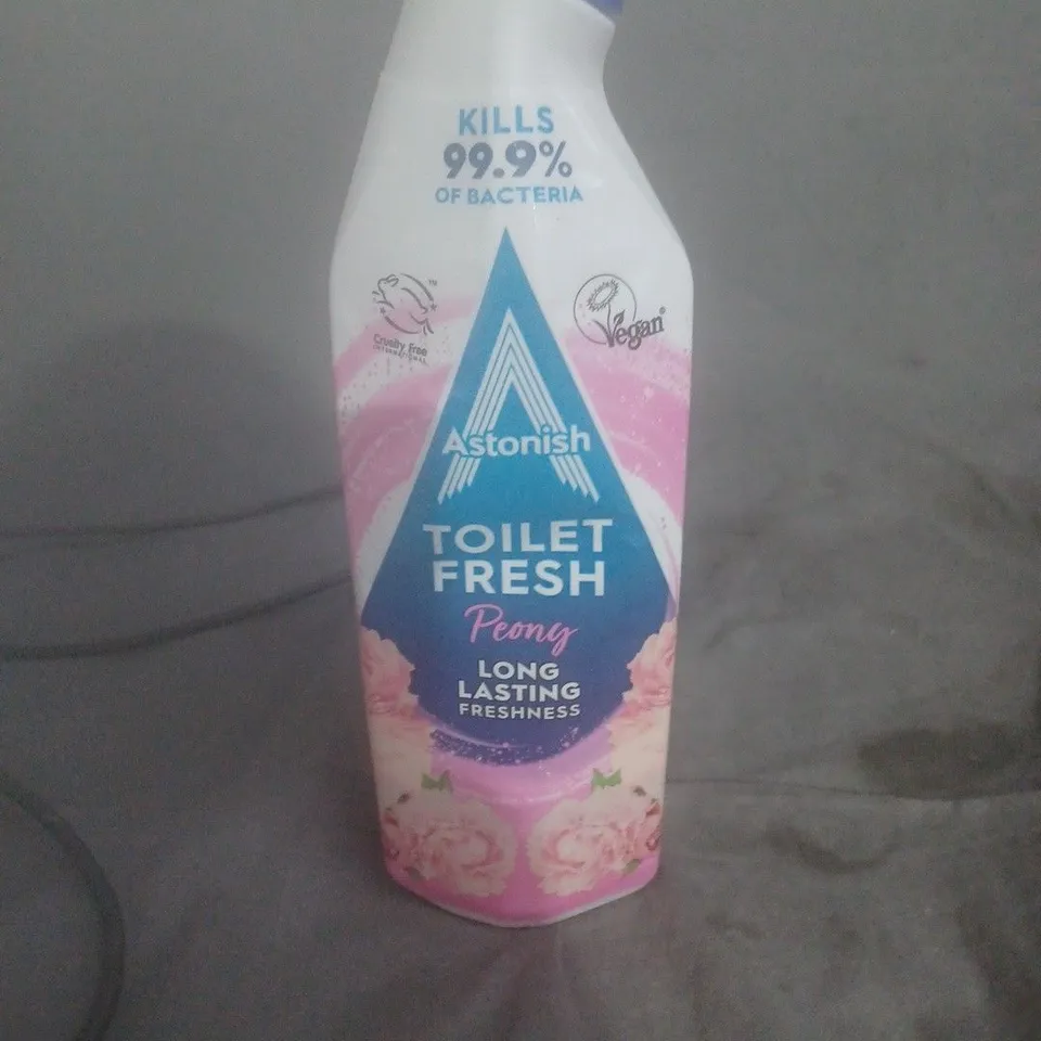 APPROXIMATELY 12 ASSORTED HOUSEHOLD LIQUIDS INCLUDING FABRIC FRESHENER , MULTI PURPOSE CLEANER AND ASTONISH TOILET FRESH 
