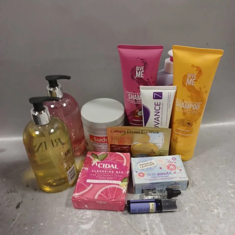 APPROXIMATELY 20 ASSORTED COSMETIC ITEMS TO INCLUDE - IMDERIAL LEATHER DREAMY DONUTS SOAP - CIDAL CLEANSING BAR - SUDOCREM - ETC