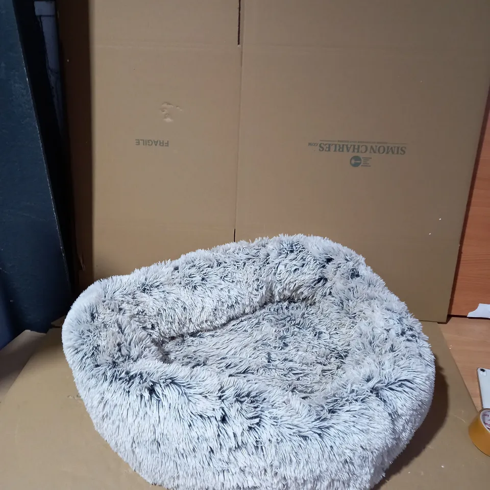 COZEE PAWS ODOUROLOGY FLUFFY ROUND PET BED - MEDIUM, TIPPED SILVER