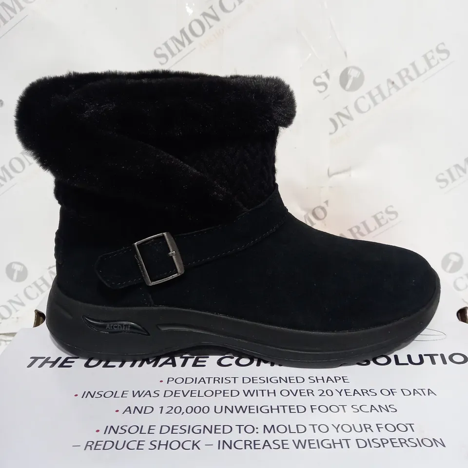 BOXED SKECHERS GO BOOTS IN BLACK - SIZE 6 RRP £20