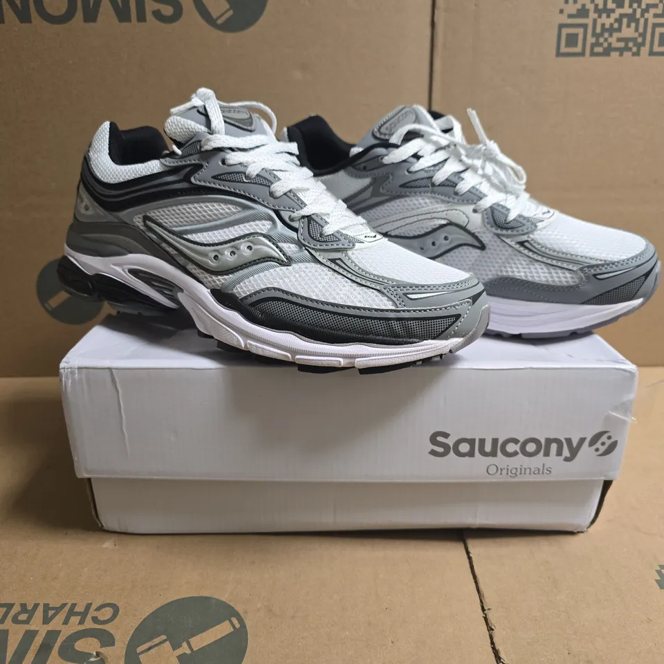 BOXED PAIR OF SAUCONY PRO GRID OMNI 9 TRAINERS IN WHITE/GREY SIZE UK 7.5