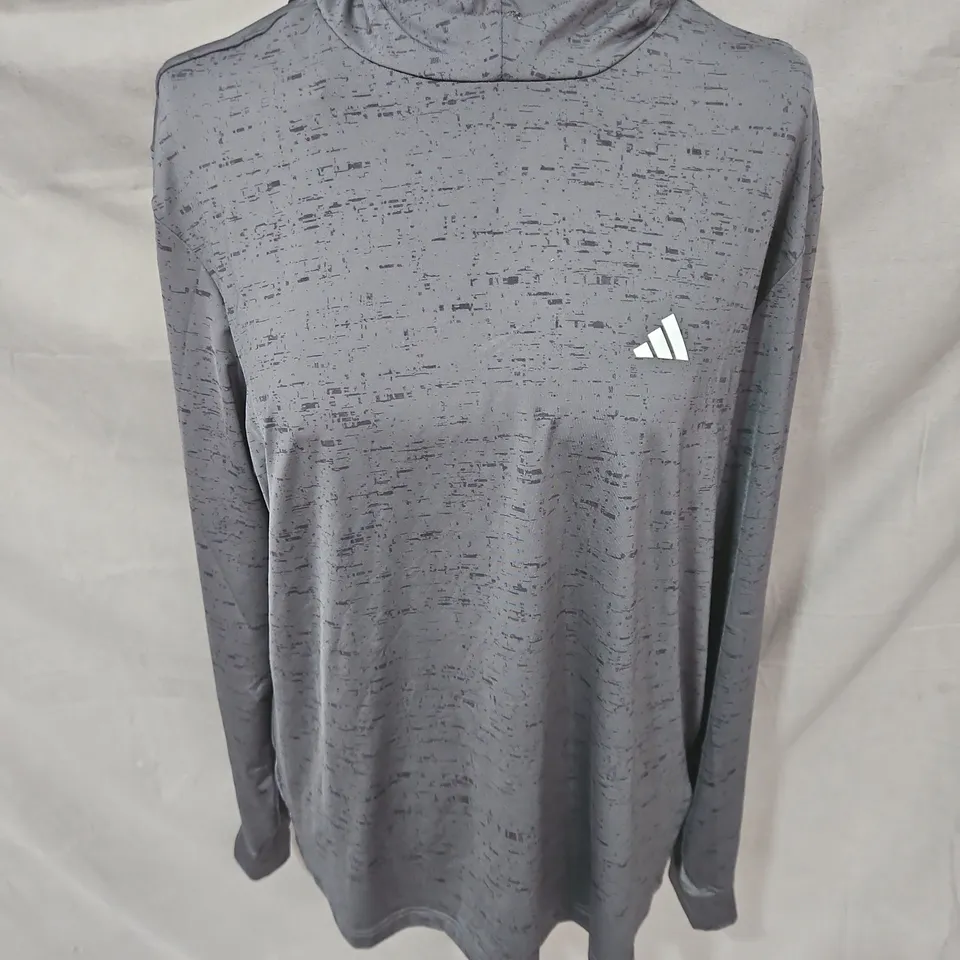 ADIDAS CORE PRINTED LIGHTWEIGHT HOODIE IN CARBON/BLACK SIZE M