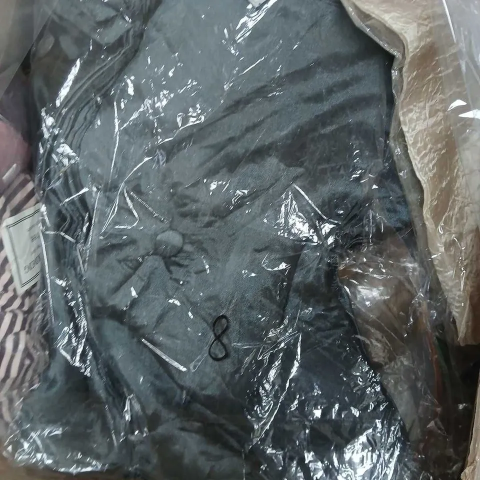 PALLET OF LARGE QUANTITY OF ASSORTED ITEMS TO INCLUDE TOYS, CLOTHING ITEMS, WATER BOTTLES, ETC - COLLECTION ONLY