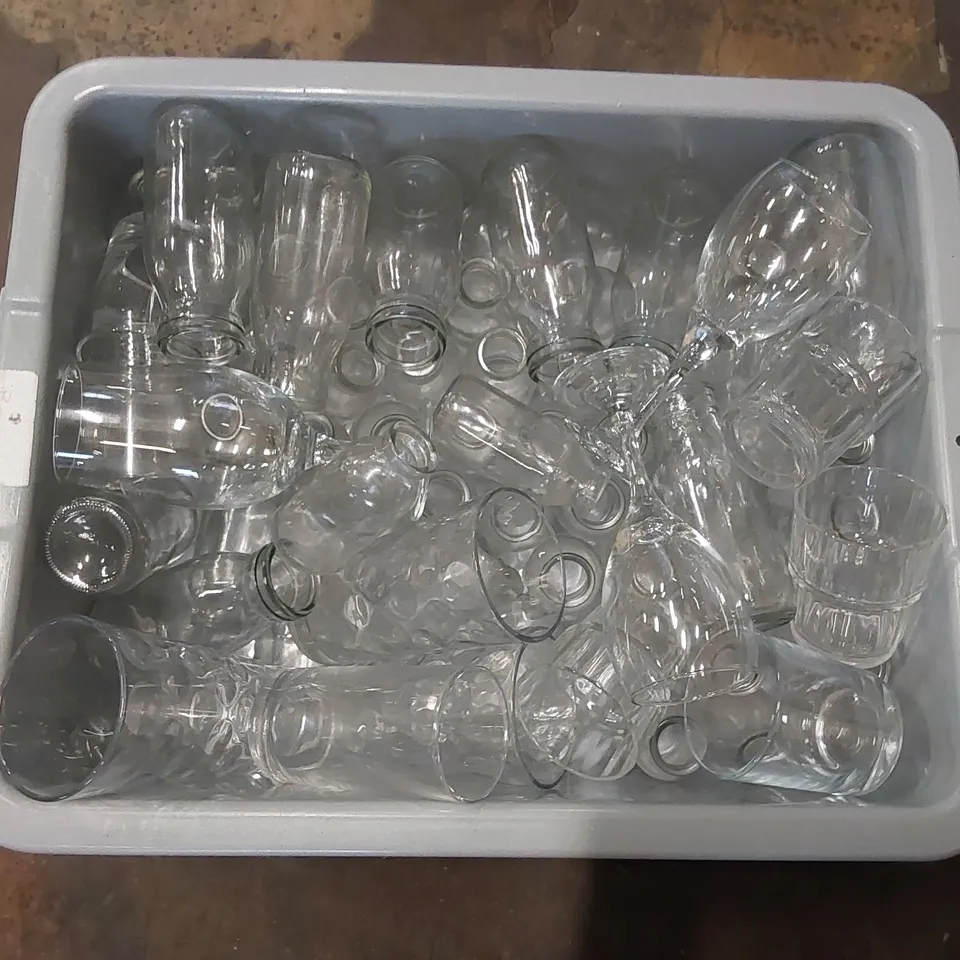 BOX OF ASSORTED GLASSWARE PRODUCTS TO INCLUDE: WINE GLASSES, DRINKS GLASSES, SMALL GLASS BOTTLES ECT - QUANTITY UNSPECIFIED