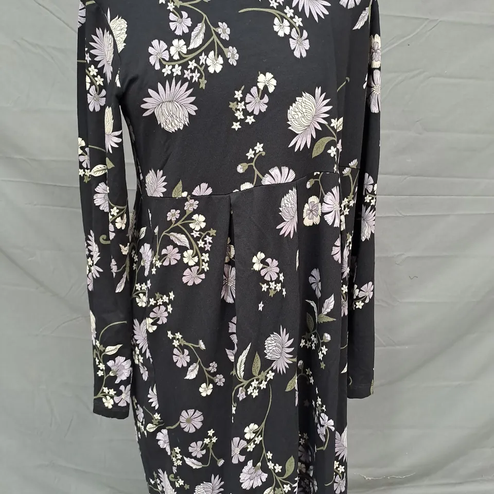 MASAI DRESS IN BLACK W. FLORAL PRINT SIZE LARGE