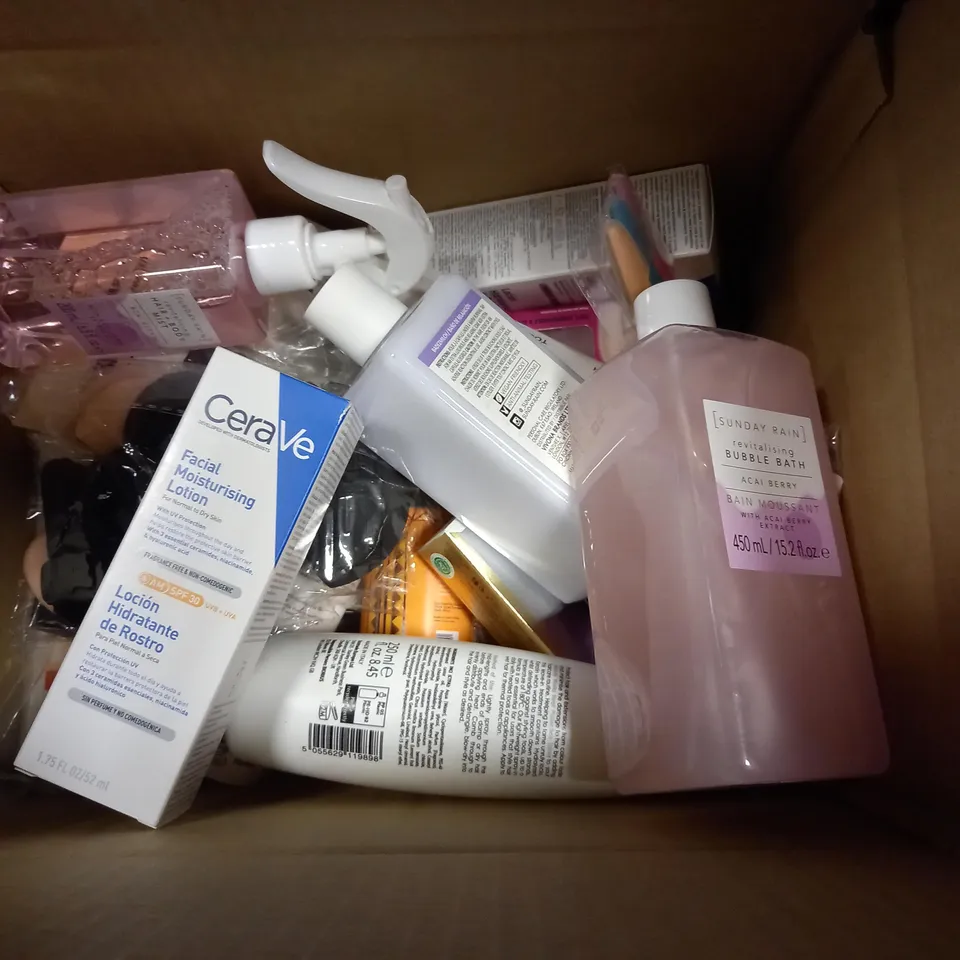 BOX OF APPROXIMATELY 20 ASSORTED COSMETICS TP INCLUDE SUNDAY RAIN BUBBLE BATH, BEAUTY WORKS HEAT PROTECTION, CERAVE MOISTURISER ETC