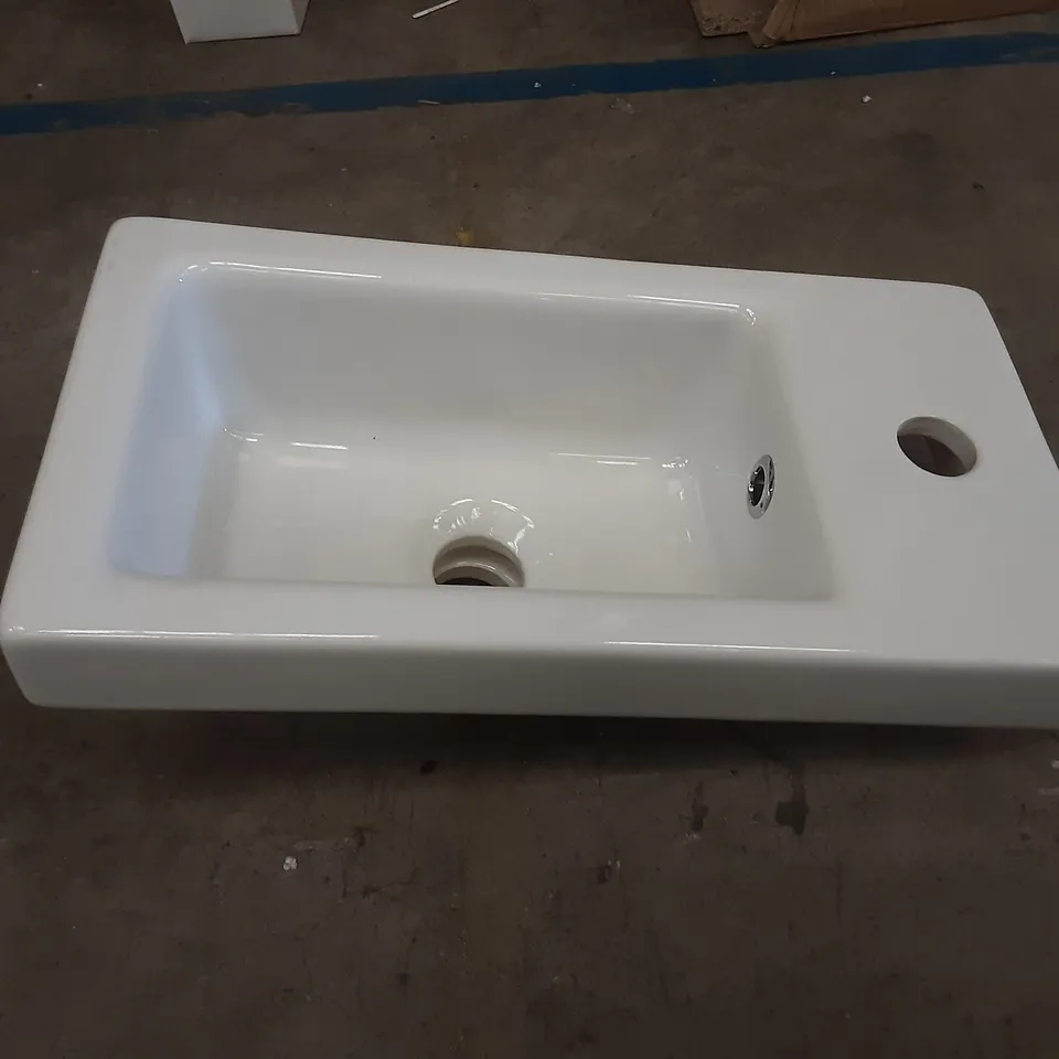 CERAMIC 1 TAP WHITE VANITY BASIN