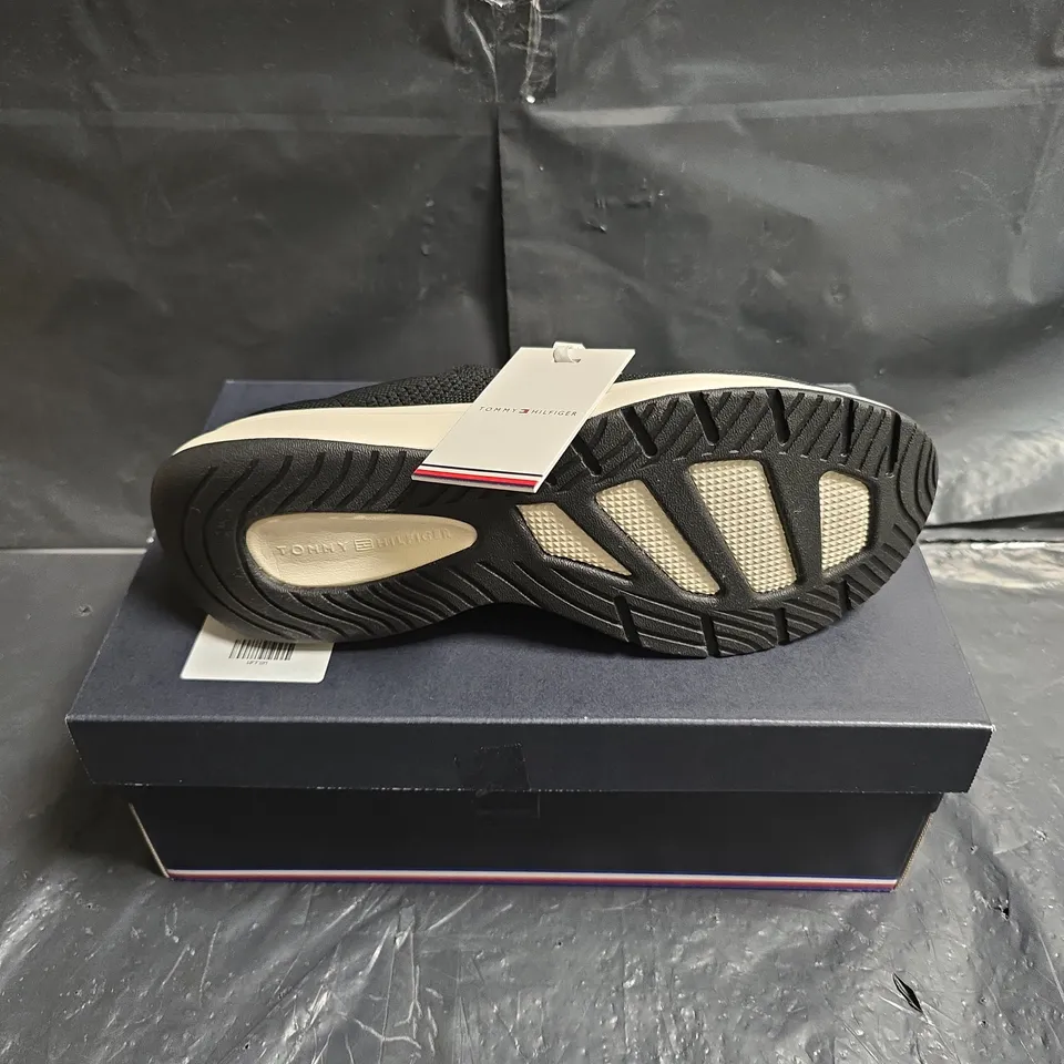 BOXED PAIR OF TOMMY HILFIGER TH KNIT RUNNER SNEAKERS – BLACK, SIZE UK 6.5
