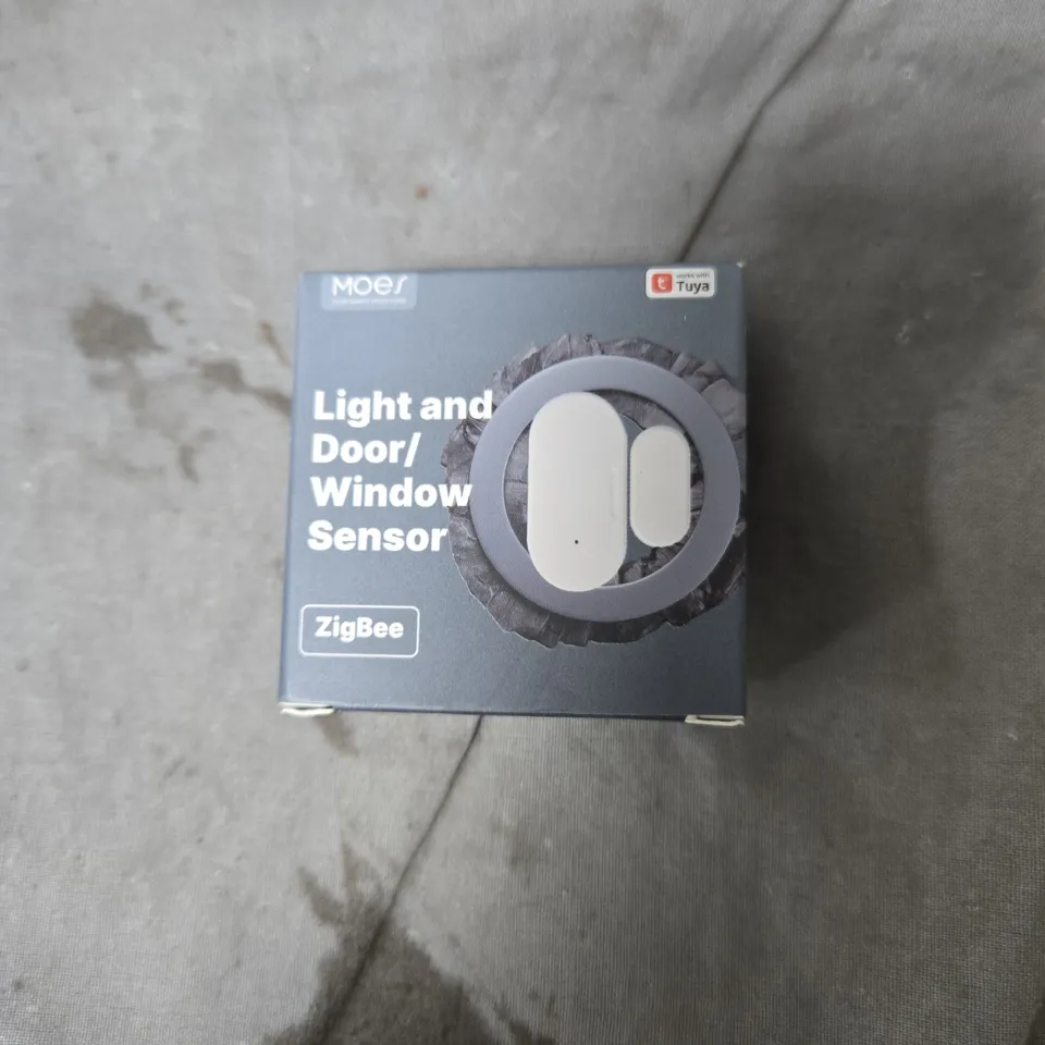 APPROXIMATELY 15 ASSORTED HOUSEHOLD ITEMS INCLUDING DOOR WEDGE ALARM , WINDOW SENSOR AND SMALL RIG 