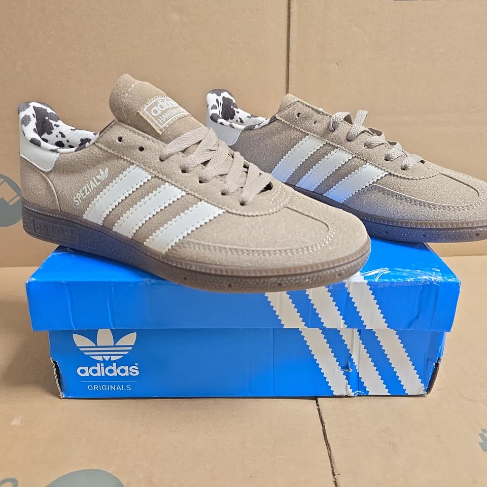 BOXED PAIR OF ADIDAS HANDBALL SPEZIAL TRAINERS IN TAUPE SIZE UK 6.5