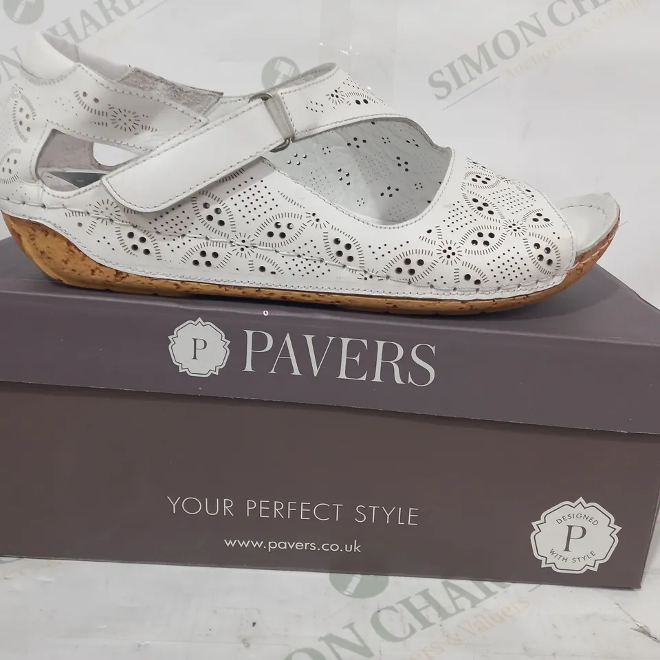 BOXED PAIR OF PAVERS OPEN TOE SHOES IN WHITE EU SIZE 39