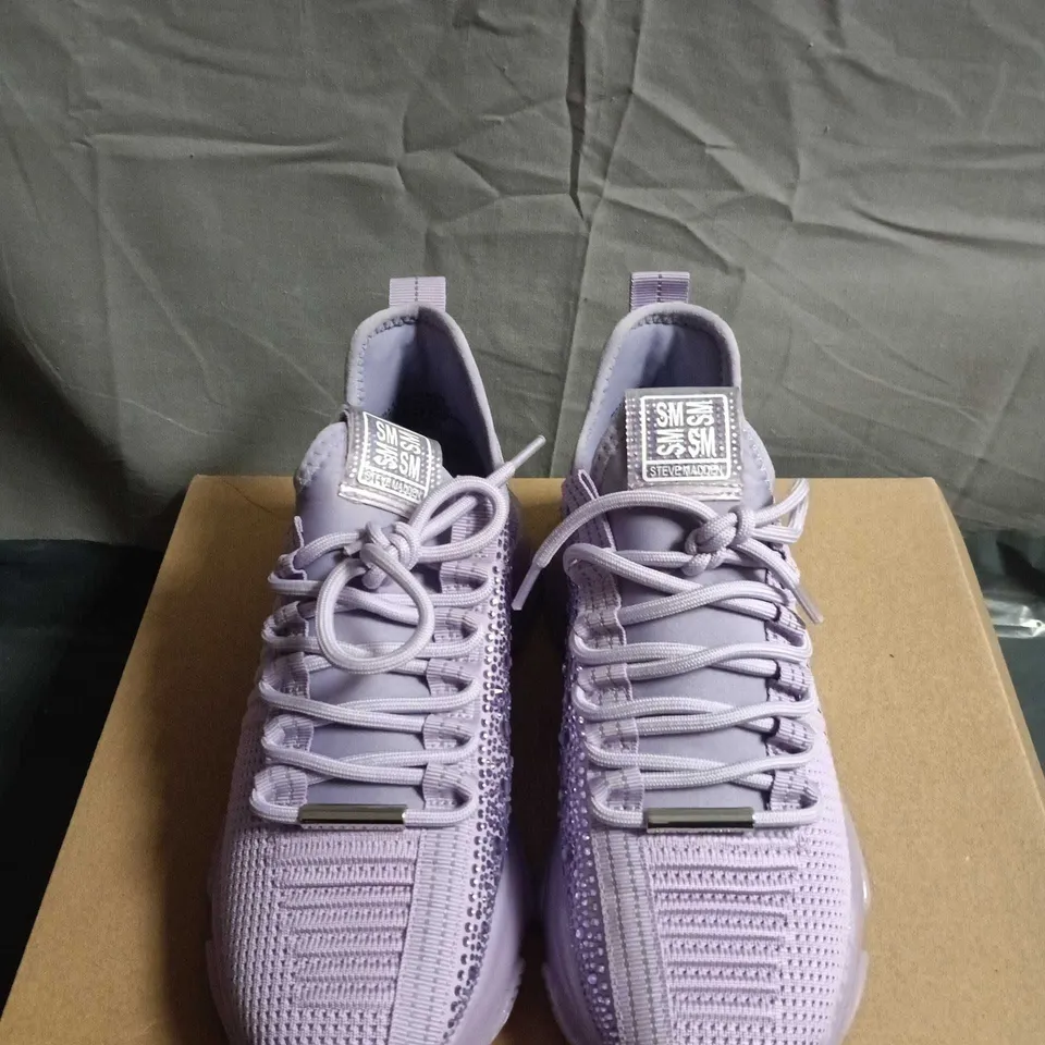 BOXED PAIR OF STEVE MADDEN WOMEN'S MAXILLA SNEAKERS – UK SIZE 5