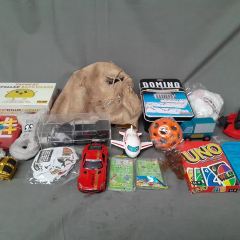 LOT OF ASSORTED TOYS AND GAMES TO INCLUDE MONSTER MASK, UNO AND DOMINOS