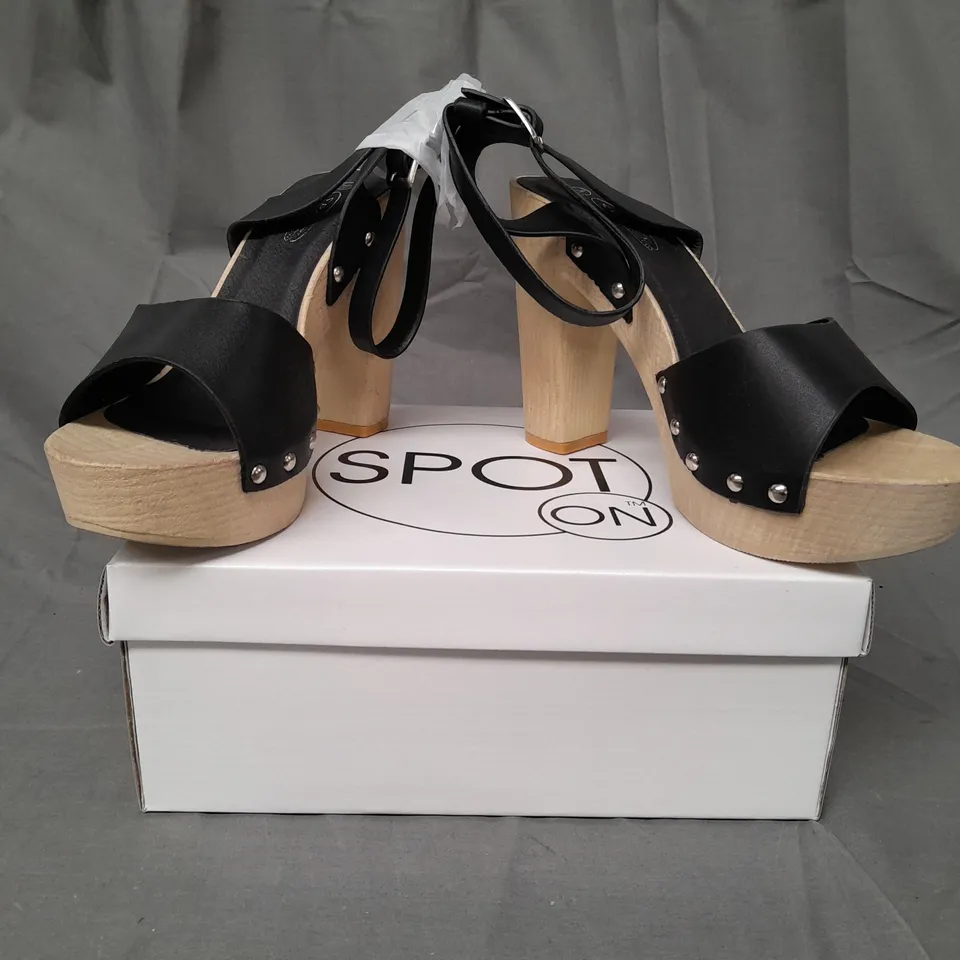 BOXED PAIR OF SPOT ON OPEN TOE HIGH BLOCK HEEL SANDALS IN BLACK SIZE 8