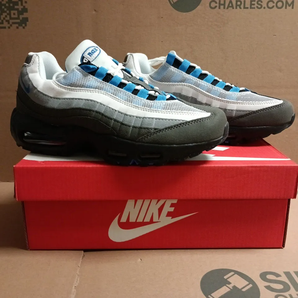 BOXED PAIR OF NIKE AIR MAX TRAINERS IN WHITE/GREY/BLUE SIZE UK 7
