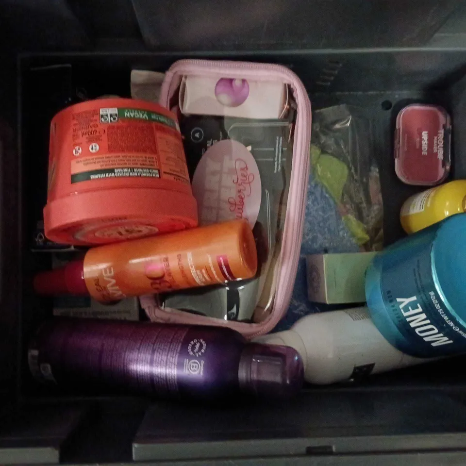 APPROXIMATEY 20 ASSORTED HEALTH AND BEAUTY PRODUCTS TO INCLUDE - TRESEMME RICH MOISTURE CONDITIONER - NYX MARSH MELLOW PRIMER AND MOROCCAN OIL SHAMPOO