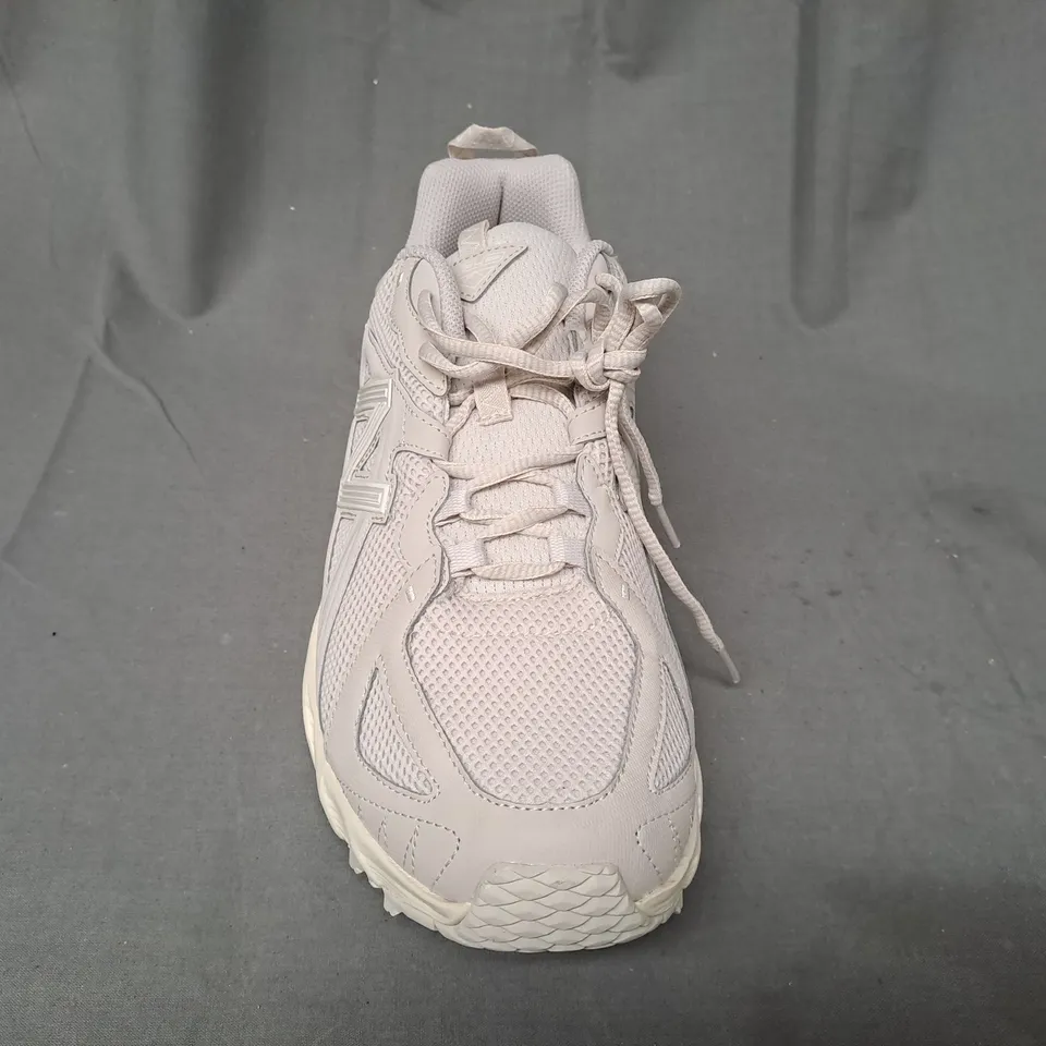 BOXED PAIR OF NEW BALANCE 610 SHOES IN BEIGE UK SIZE 10.5