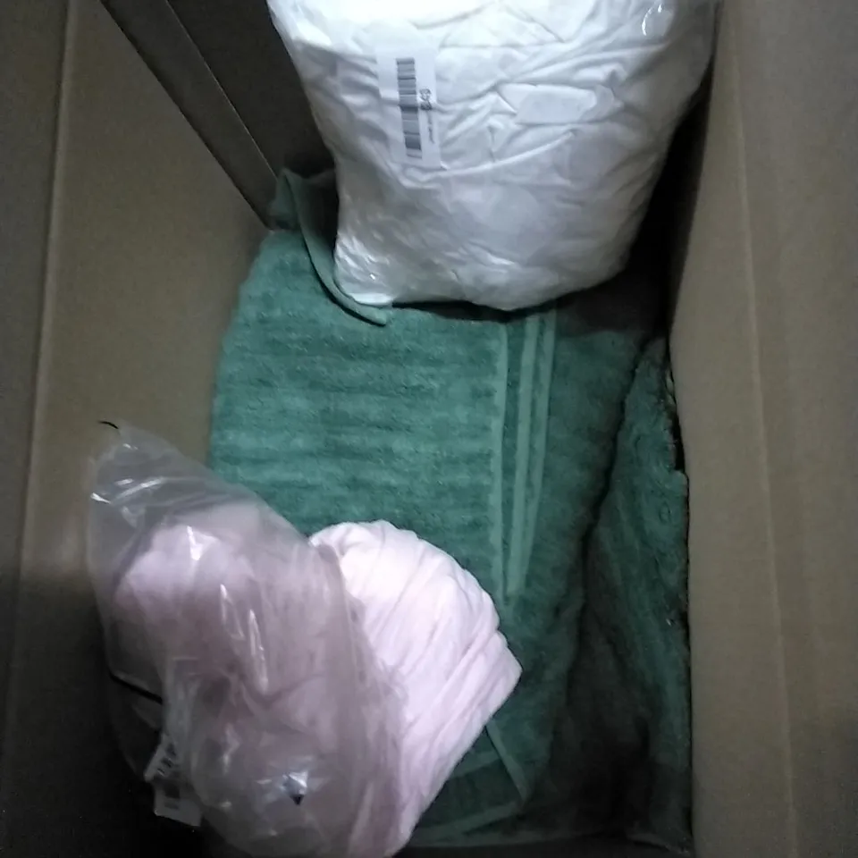 LOT OF VARIOUS ASSORTED HOUSEHOLD ITEMS TO INCLUDE: CREP PROTECT CLEANING CLOTH, DUVET COVER SET, TOWELS ETC