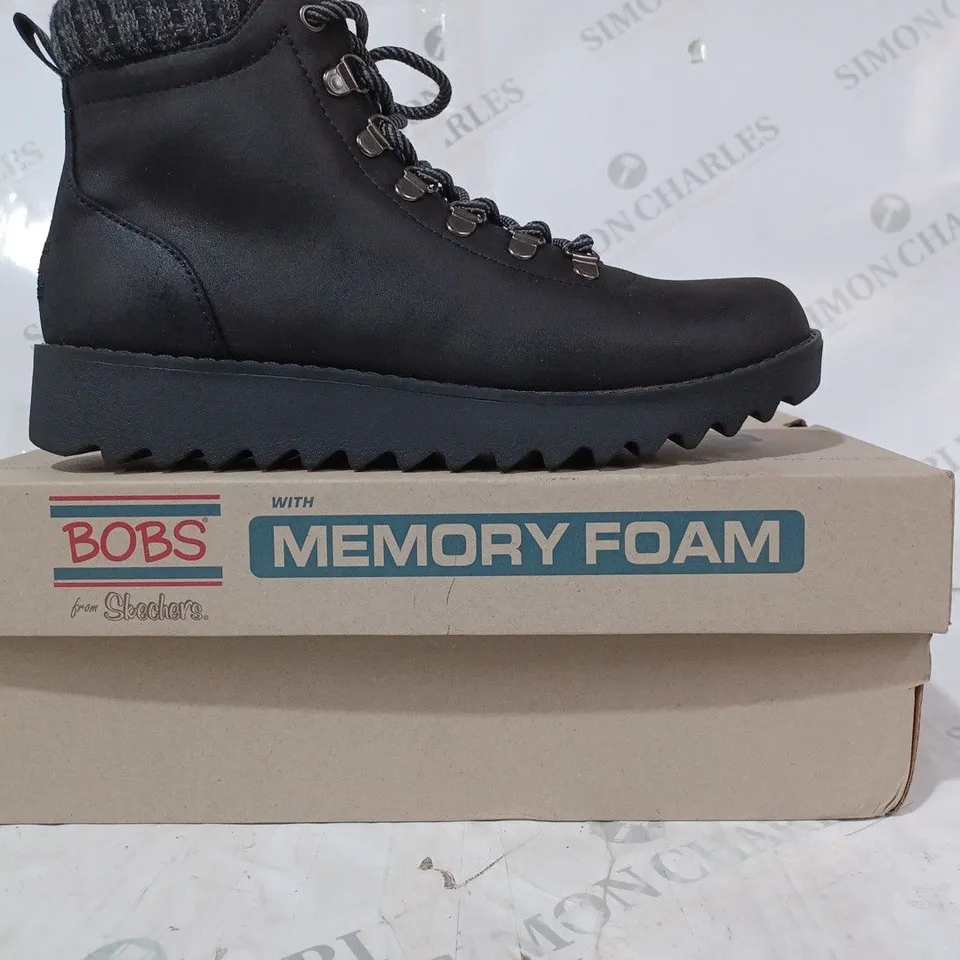 BOXED PAIR OF SKECHERS HIKING BOOTS IN BLACK SIZE 7