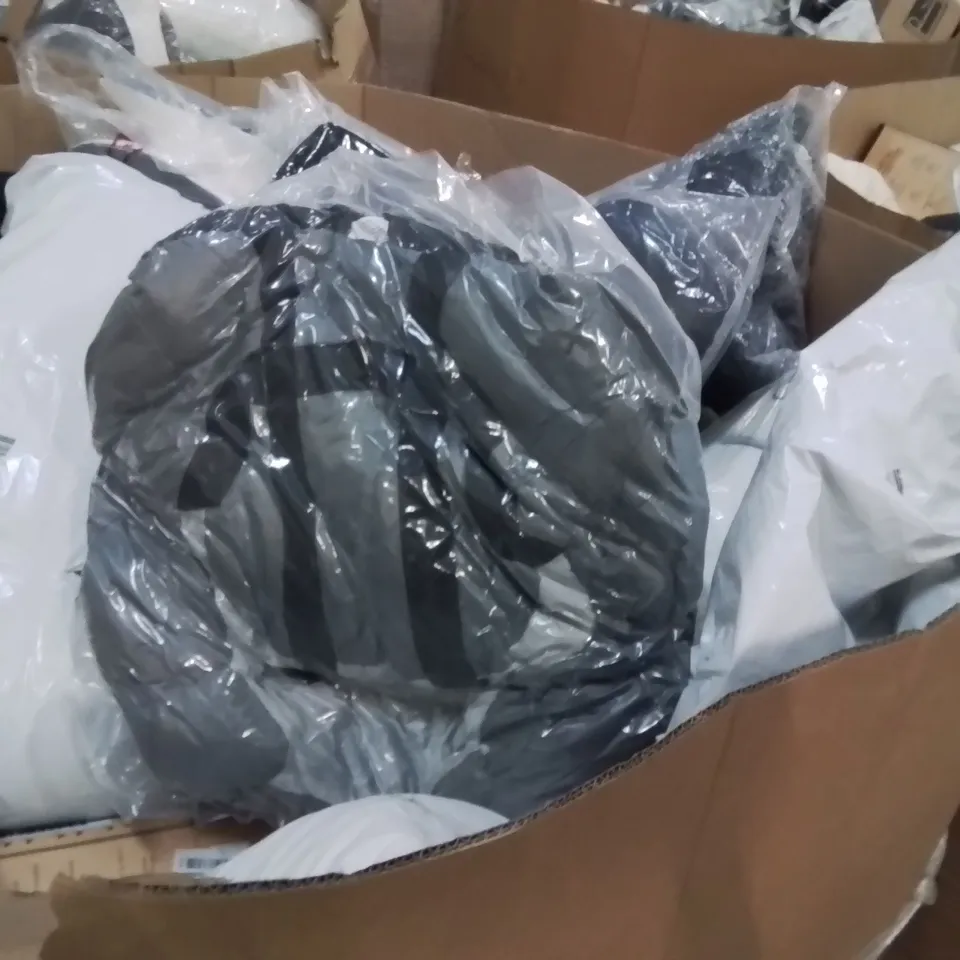 PALLET CONTAINING LARGE QUANTITY OF PILLOWS 