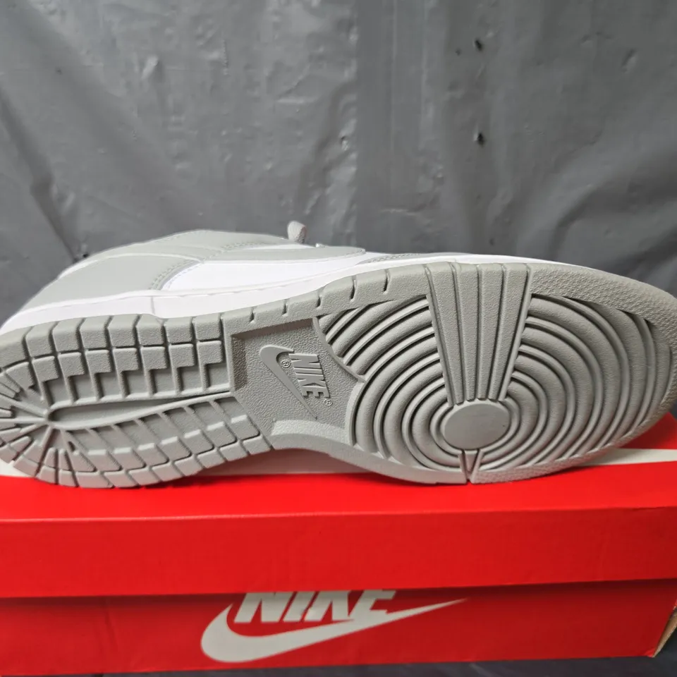 BOXED PAIR OF NIKE DUNK LOW RETRO TRAINERS IN GREY/WHITE - UK 9