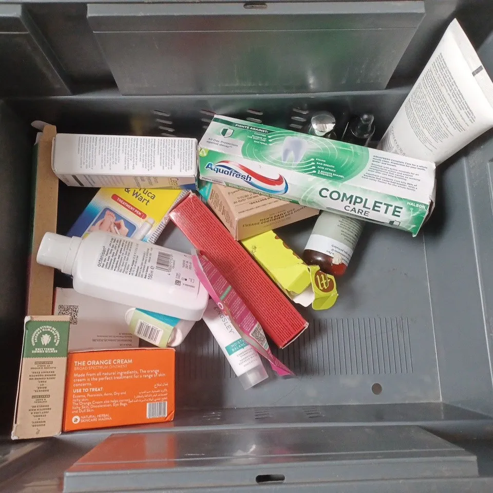 APPROXIMATELY 20 HEALTH AND BEAUTY PRODUCTS TO INCLUDE SULTAN BABY SUN CREAM, ESTRID EXFOLIANT AND MITCHUM DEODORANT