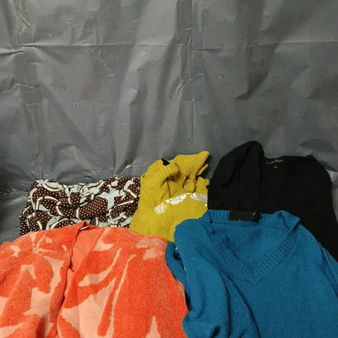 BOX OF APPROXIMATELY 10 ASSORTED CLOTHING ITEMS IN VARIOUS STYLES, COLOURS AND SIZES 