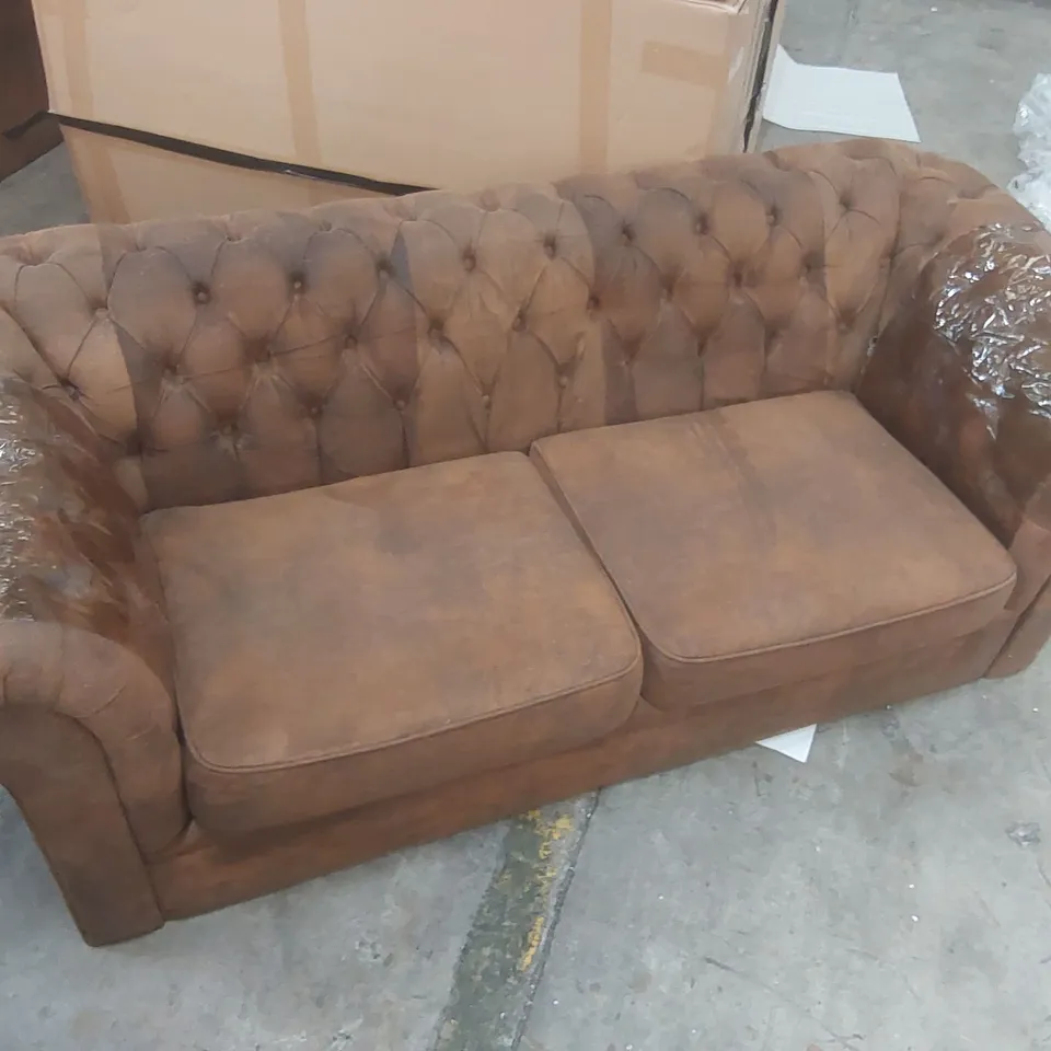 QUALITY DESIGNER UPHOLSTERED CHESTERFIELD SOFA - MISSING FEET