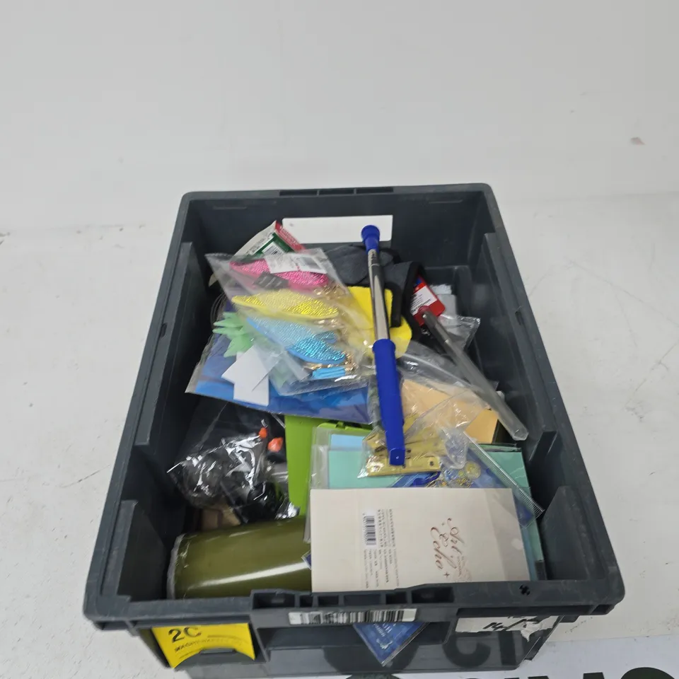 TOTE OF APPROXIMATELY 12 ASSORTED ITEMS TO INCLUDE: ANIMAL SCARE TAPE