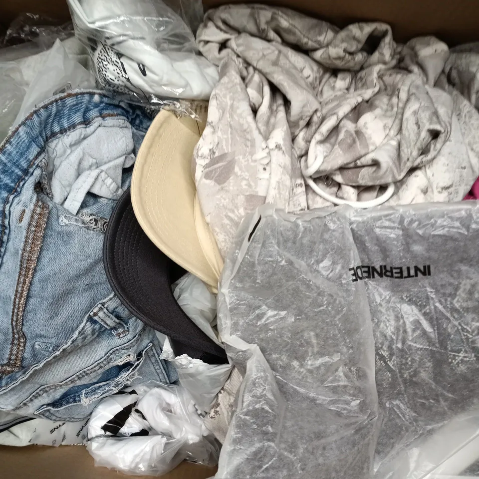 APPROXIMATELY 20 ASSORTED CLOTHING AND FASHION PRODUCTS IN VARIOUS STYLES AND SIZES - COLLECTION ONLY