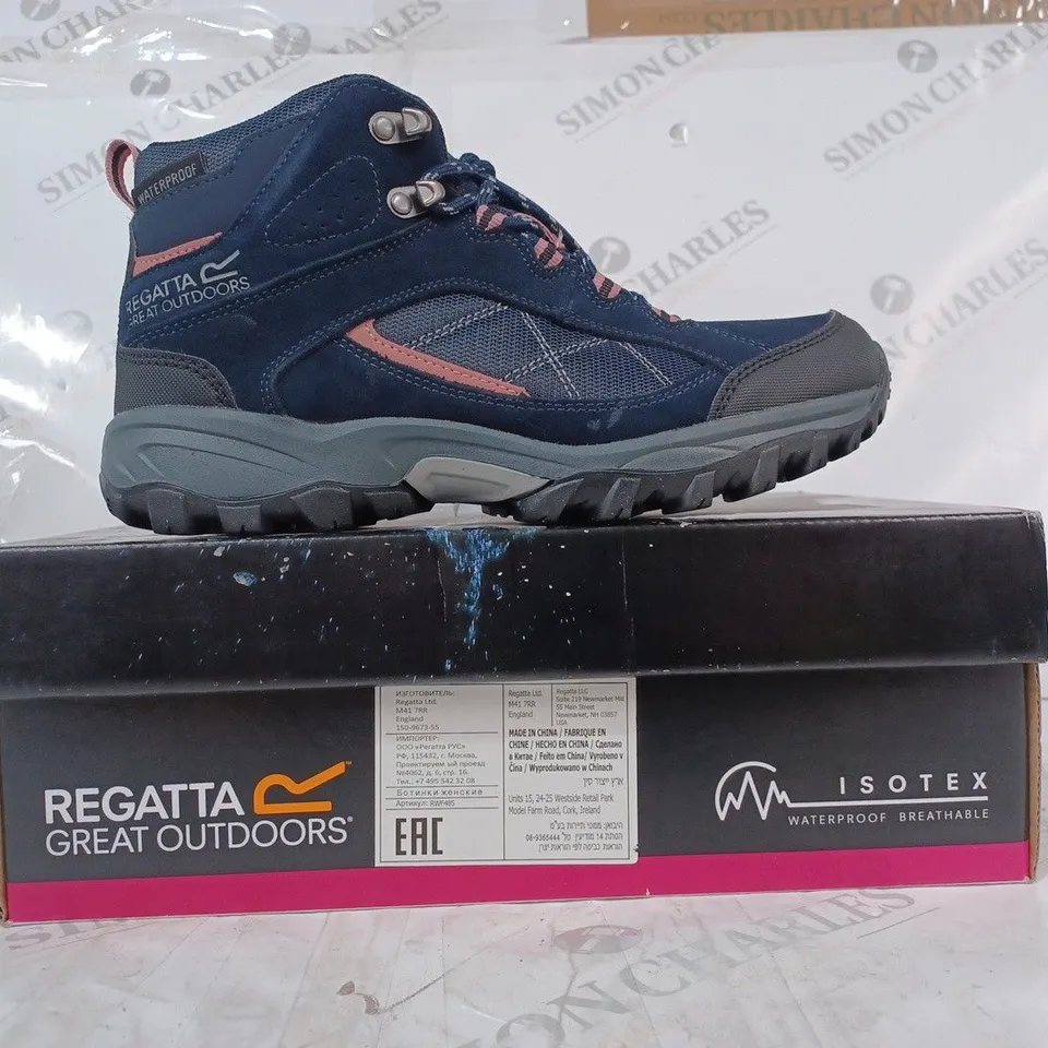 BOXED PAIR OF REGATTA LADY CLYDEBANK BOOTS IN NAVY/ASH ROSE UK SIZE 5