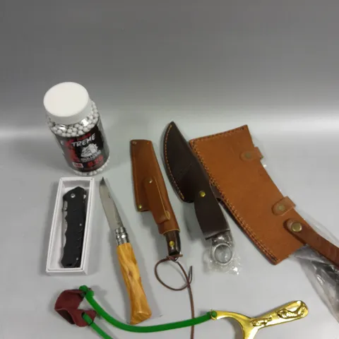 APPROXIMATELY 15 ASSORTED HUNTING/AIRSOFT PRODUCTS TO INCLUDE POCKET KNIFES, SLINGSHOTS, BB'S ETC - COLLECTION ONLY