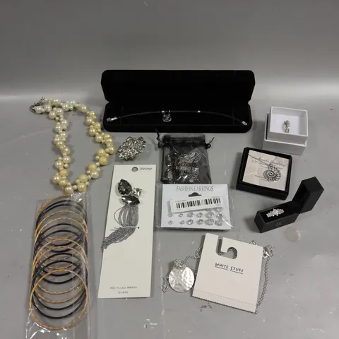 APPROXIMATELY 30 ASSORTED JEWELLERY PRODUCTS TO INCLUDE NECKLACES, BRACELETS, WATCHES ETC