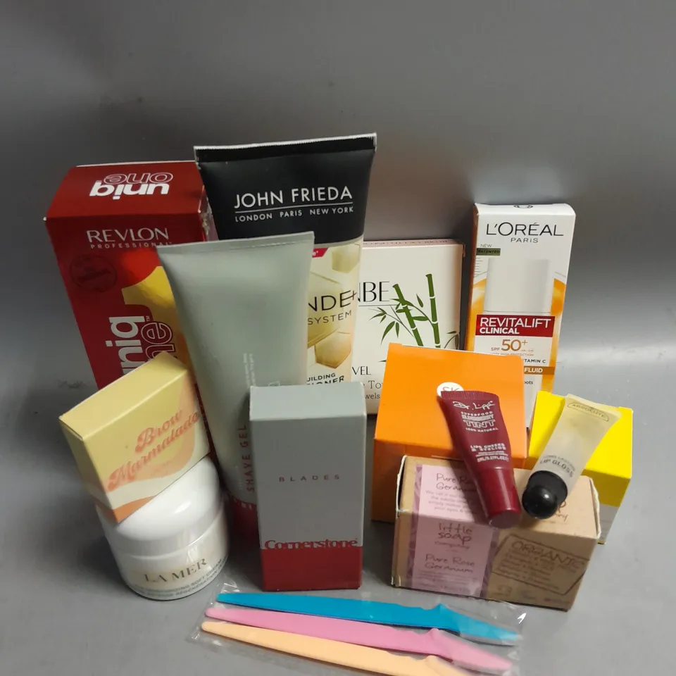BOX OF APPROXIMATELY 15 COSMETIC ITEMS TO INCLUDE - CORNERSTONE SHAVE GEL - DALBY BROW MARMALADE - L'OREAL REVITALIFT DAILY ANTI-UV FLUID ETC 