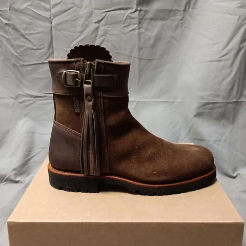 BOXED PAIR OF PENELOPE CHILVERS INCLEMENT CROPPED TASSEL BOOT – DARK OAK, UK 7 (EU 40)