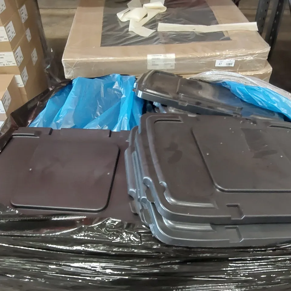 PALLET CONTAINING A VERY LARGE QUANTITY OF PLASTIC CONTAINER LIDS