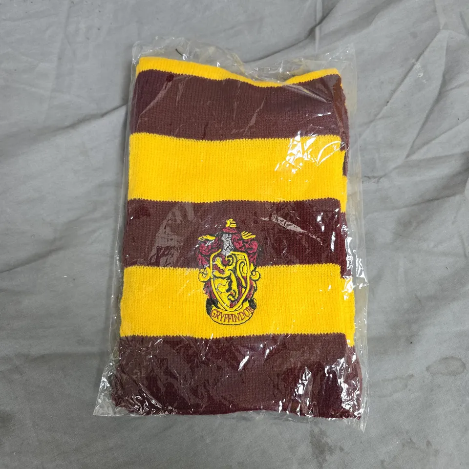 BOX OF APPROXIMATELY 10 ASSORTED ITEMS TO INCLUDE: GRYFFINDOR SCARF