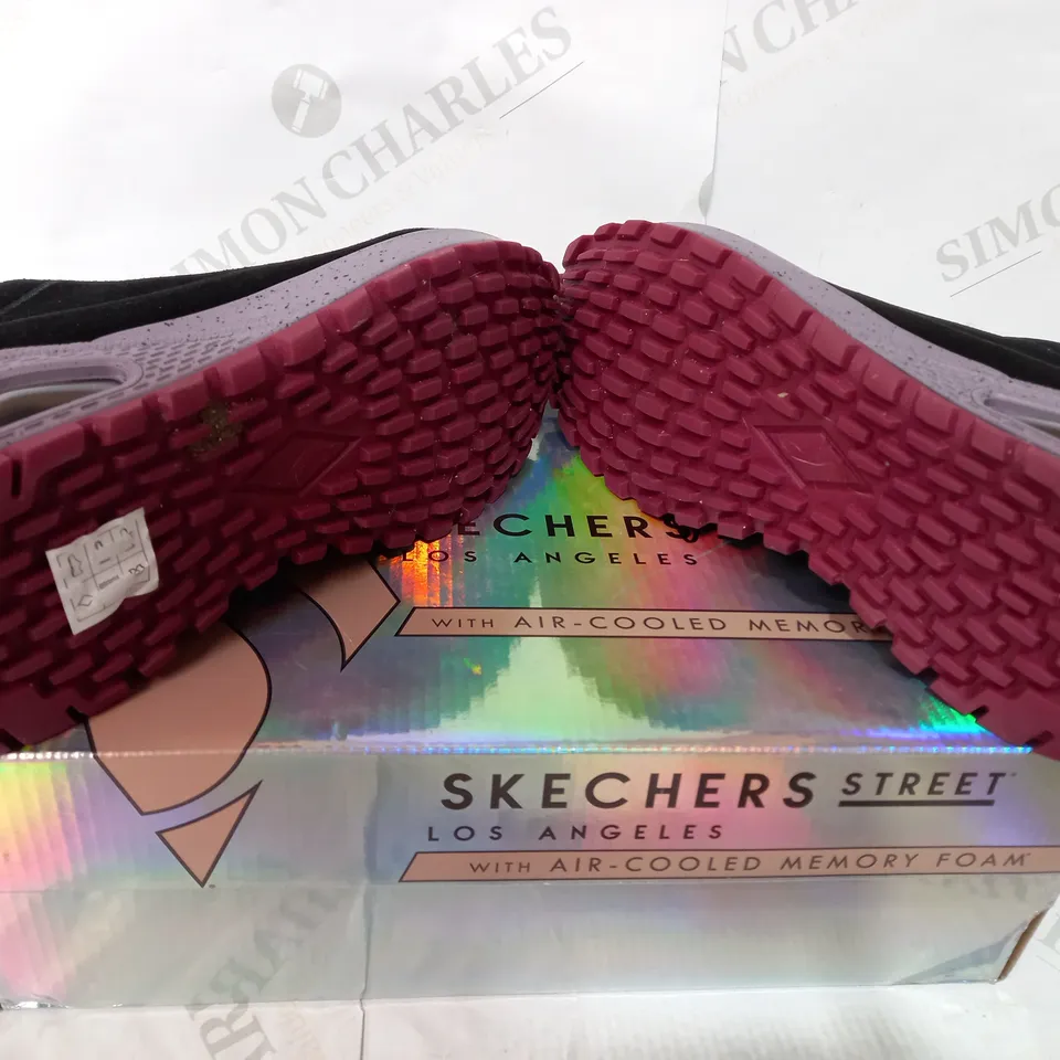 BOXED PAIR OF SKECHERS BLACK/PURPLE TRAINERS  - SIZE 5
