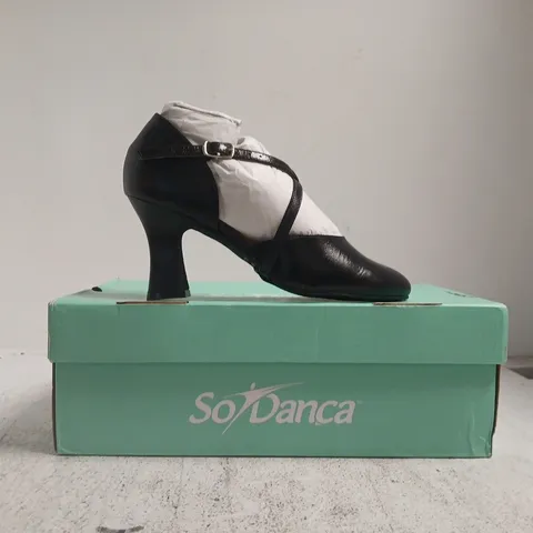 BOXED PAIR OF SO DANCA CLOSED TOE HEELED SHOES IN BLACK SIZE UK 3.5