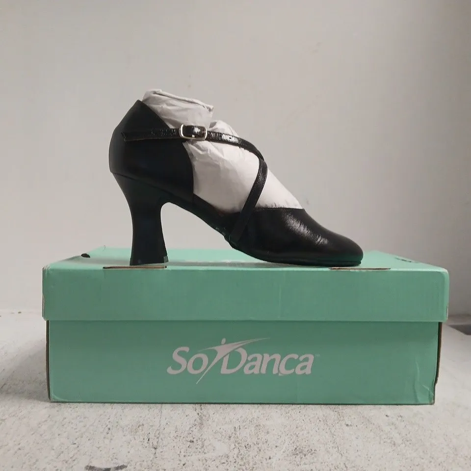 BOXED PAIR OF SO DANCA CLOSED TOE HEELED SHOES IN BLACK SIZE UK 3.5