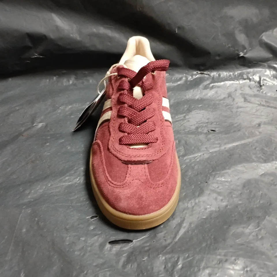 PAIR OF STRADIVARIUS TRAINERS IN BURGUNDY SIZE UK 5