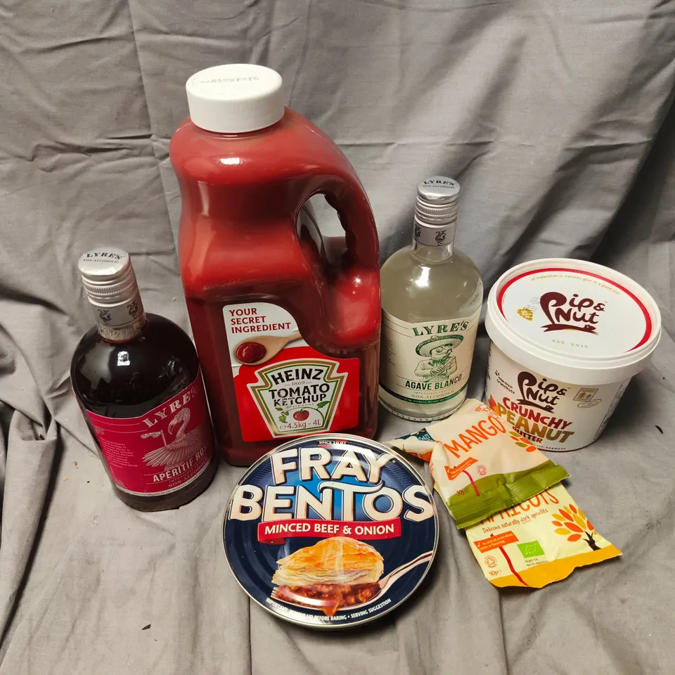 APPROXIMATELY 10 ASSORTED FOOD & DRINK ITEMS TO INCLUDE HEINZ TOMATO KETCHUP 4L, FRAY BENTOS PIE, PIP & NUT CRUNCHY PEANUT BUTTER, ETC - COLLECTION ONLY