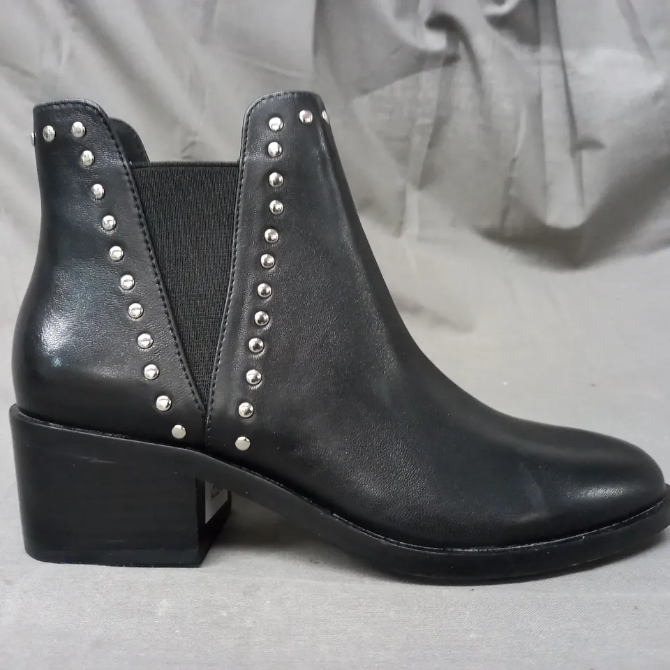 BOXED PAIR OF STEVE MADDEN CADE LEATHER ANKLE BOOTS IN BLACK EU SIZE 36