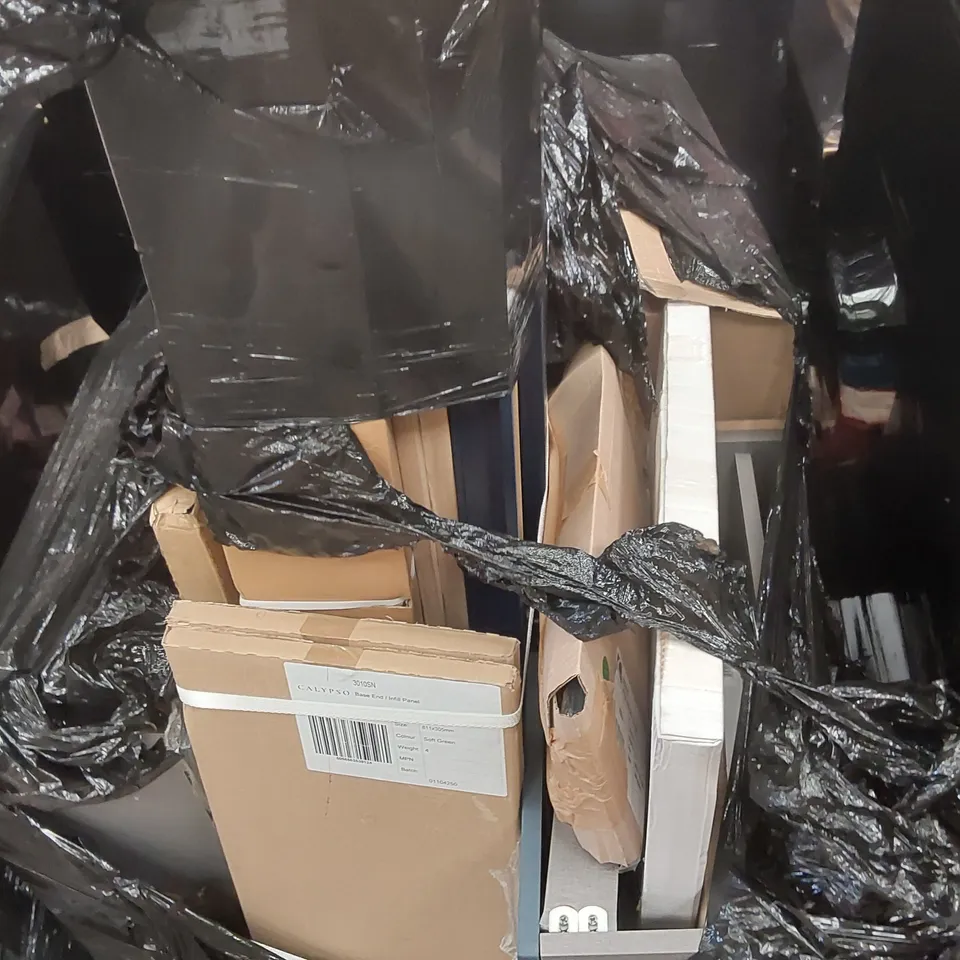 PALLET CONTAINING A LARGE QUANTITY OF BATHROOM FURNITURE PARTS INCLUDING: BATHROOM PANELS ECT