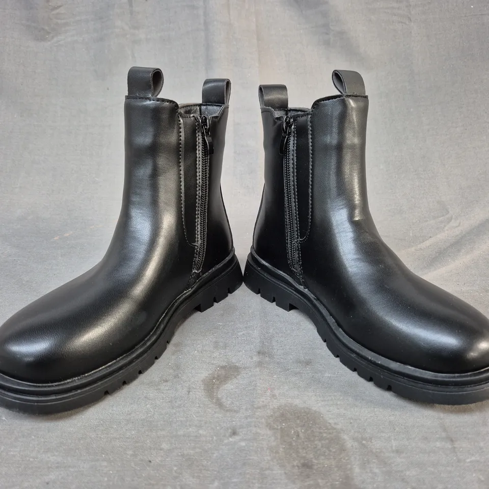 BOXED PAIR OF UNBRANDED KID'S ANKLE BOOTS IN BLACK EU SIZE 34