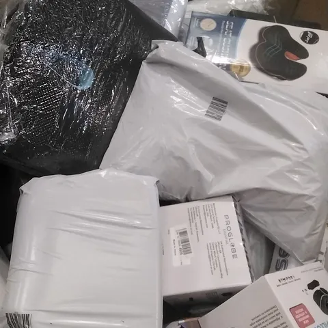 A PALLET CONTAINING A LARGE QUANTITY OF ASSORTED PILLOWS WHICH INCLUDE; SEAT CUSHION, MEMORY FOAM NECK SET ETC