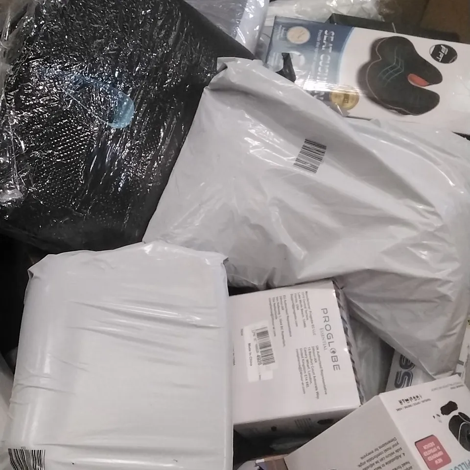 A PALLET CONTAINING A LARGE QUANTITY OF ASSORTED PILLOWS WHICH INCLUDE; SEAT CUSHION, MEMORY FOAM NECK SET ETC